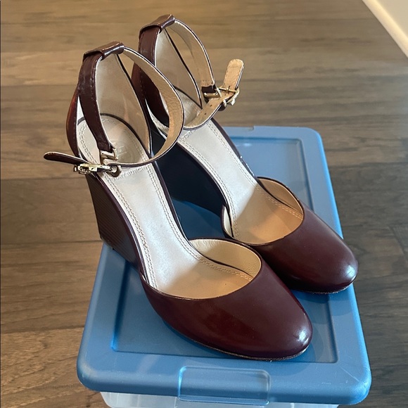 Tory Burch Wine Wedge Heels Sz 7.5 - Picture 1 of 8